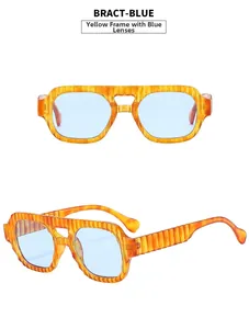 Détail de lunettes aviateur à rayures jaunes, verres bleus et monture rétro à double pont