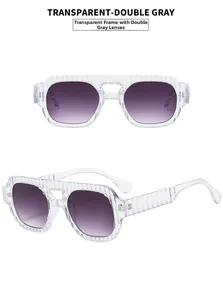 Détail de lunettes pilote transparentes à rayures avec verres dégradés gris-violet