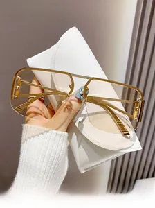 Détail de lunettes aviateur en métal doré avec verres dégradés et étui de protection