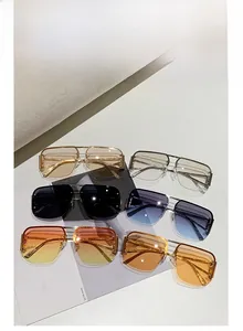Détails de lunettes pilote en métal en six coloris posées sur un magazine de mode
