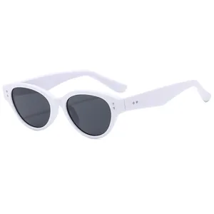 Lunettes de soleil œil de chat rétro avec monture blanche et verres noirs et points argent