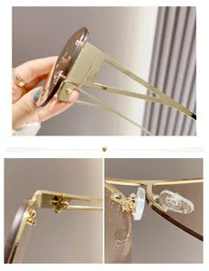 Détails de lunettes de soleil dorées avec branches géométriques et plaquettes en silicone