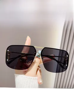 Vue détaillée de lunettes de soleil aviateur carrées avec verres gris et pont doré