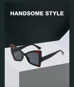 Détail de lunettes papillon oversize avec accents de marbre rouge sur monture noire