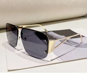 Détails de lunettes pilote avec branches dorées géométriques ajourées et verres dégradés