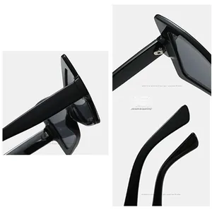 Détail des branches incurvées et des charnières métalliques sur les lunettes papillon