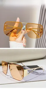 Détail des verres marron transparents et des branches en métal doré de ces lunettes pilote