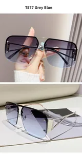 Détail de lunettes aviateur demi-cerclées avec verres dégradés bleu gris et monture métal
