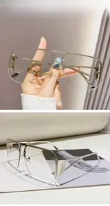 Détail de lunettes pilote demi-cerclées argentées avec branches géométriques ajourées