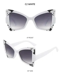 Lunettes de soleil papillon C2 blanc avec texture marbre et verres dégradés gris en vue