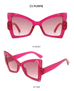 Vues de face et de profil à 45 degrés de lunettes de soleil papillon violettes effet marbré
