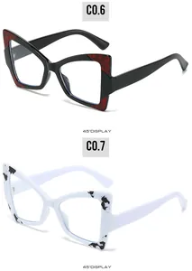 Détail de lunettes de soleil papillon avec branches à motif marbre C0.6 et C0.7