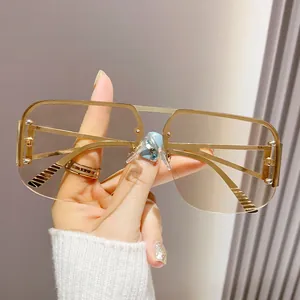 Lunettes aviateur oversize en métal doré avec verres dégradés marron et double pont