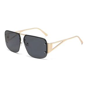 Lunettes de soleil aviateur oversize en métal avec monture dorée et verres foncés