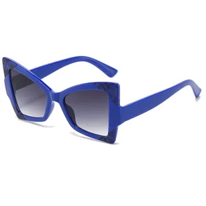 Lunettes de soleil papillon modernes monture bleu marbré avec verres gris dégradés