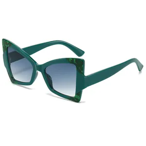 Lunettes de soleil papillon modernes avec texture marbre émeraude et verres dégradés bleus