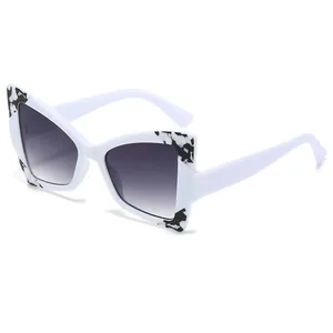 Lunettes de soleil papillon modernes avec monture blanche et motifs de marbre