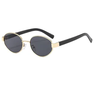 Gafas de sol ovaladas de metal dorado con lentes grises y patillas negras