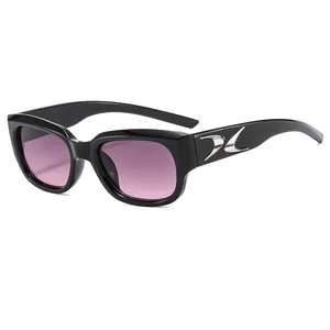 Lunettes de soleil rétro à petite monture noire, verres violets et détails argentés