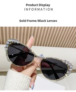 Détail de lunettes de soleil œil de chat en métal doré avec incrustations de strass