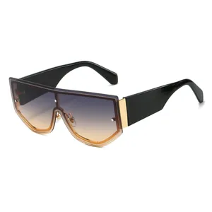 Occhiali da sole oversize a maschera con lenti sfumate e design piatto senza montatura