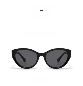 Vorderansicht der C1 Cat-Eye-Sonnenbrille mit schwarzem Rahmen und grauen Gläsern