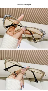 Détail de lunettes de soleil œil-de-chat de luxe avec monture dorée, strass et verres champagne