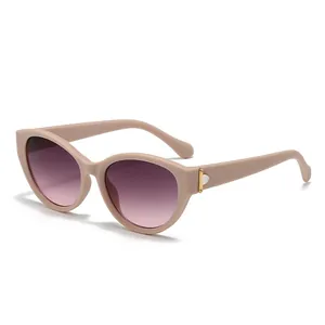 Retro-Cat-Eye-Sonnenbrille mit nute-matten Rahmen und lila Verlaufsgläsern