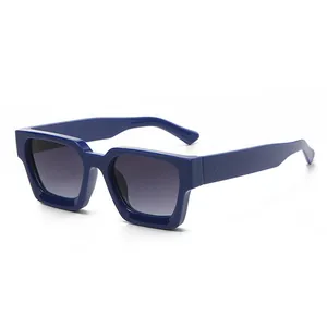 Modieuze blauwe vierkante zonnebril met grijze gradiëntglazen in een trendy retro-stijl