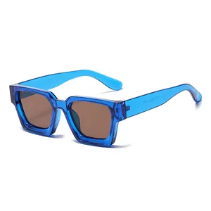 Vintage zonnebril met blauw transparant montuur en bruine glazen in een zijwaartse hoek