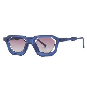 Gafas de sol cuadradas modernas con montura azul y cristales degradados morados para mujer