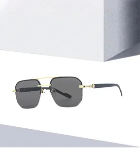 Detail der Halbrand-Pilotenbrille mit goldenem Doppelsteg aus Metall und Schraubakzenten