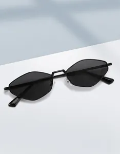 Vue détaillée de lunettes de soleil polygonales en métal noir avec plaquettes de nez