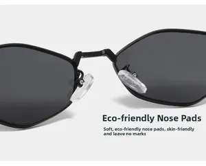 Détail des plaquettes de nez en silicone souple sur lunettes de soleil en métal noir
