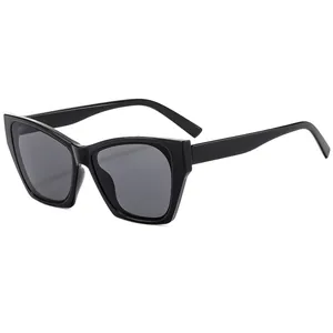 Lunettes de soleil œil de chat noires avec monture épaisse et verres foncés chic