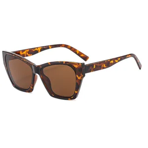 Lunettes de soleil œil-de-chat rétro avec monture écaille et verres marron foncé