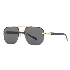 Mode-Sonnenbrille mit Doppelsteg, grauen Gläsern und Goldrahmen in der 45-Grad-Ansicht
