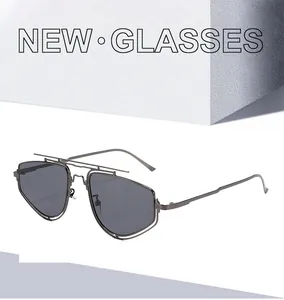 Détails de lunettes de soleil en métal gris foncé à double pont et monture géométrique