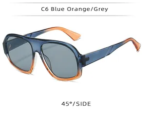 Dettaglio occhiali da sole aviator squadrati con montatura sfumata blu arancio ad angolo 45°