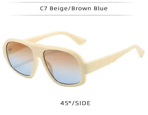 Vista laterale di occhiali da sole squadrati beige con lenti sfumate marroni e blu