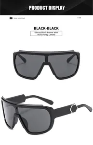 Détail de lunettes de soleil noires avec accents métalliques hexagonaux argentés sur les branches
