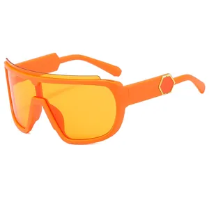 Lunettes de soleil shield orange vif avec détails hexagonaux dorés pour un look tendance