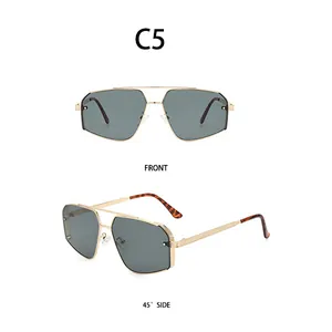 Vue de face et à 45 degrés des lunettes de soleil en métal doré avec double pont et verres C5