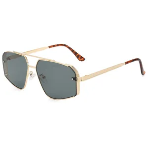 Lunettes de soleil aviateur oversize avec monture dorée et branches texturées