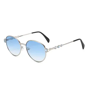 Lunettes de soleil ovales en métal argenté avec verres dégradés bleus et strass