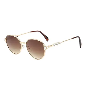 Lunettes de soleil dorées chic avec strass et verres dégradés marron pour femmes