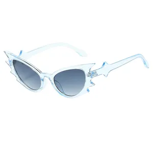 Occhiali da sole hip hop azzurro chiaro a forma di pipistrello con montatura trasparente