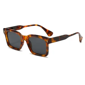 Lunettes de soleil carrées en écaille de tortue avec verres gris foncés, vue latérale 45°