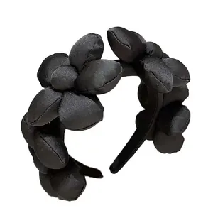 Serre-tête élégant en satin noir avec design de fleurs 3D rembourrées pour femme