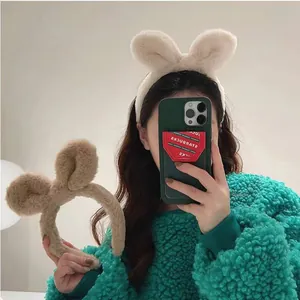 Cerchietti con orecchie di coniglio in peluche beige e marrone indossati da una modella